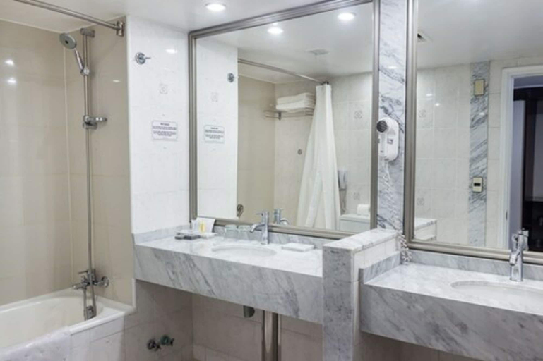 Bathroom 5, Wyndham Garden Santiago Kennedy, Santiago