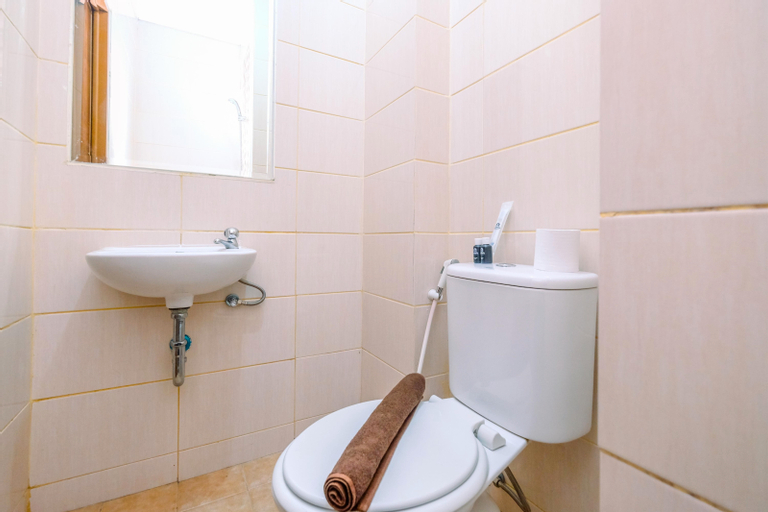 Bedroom 2, Comfortable and Cozy Studio Dave Apartment By Travelio, Depok