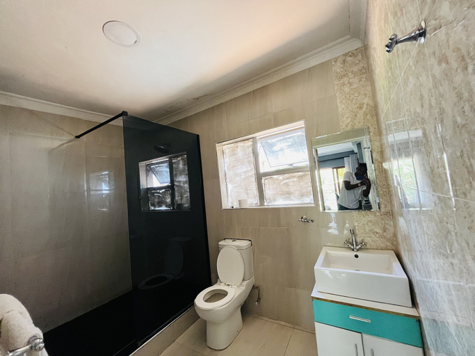 Bathroom 4, Highlands Lodges and Apartments, Harare