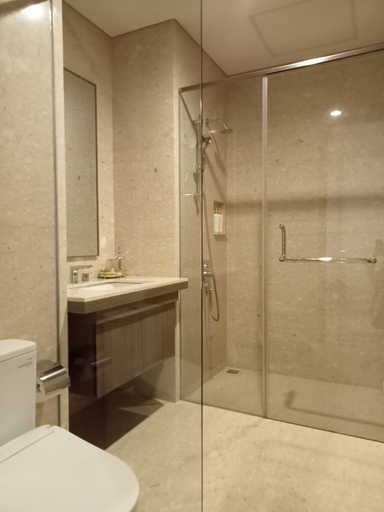Bathroom 5, Apartement 31 Sudirman Suites, Makassar