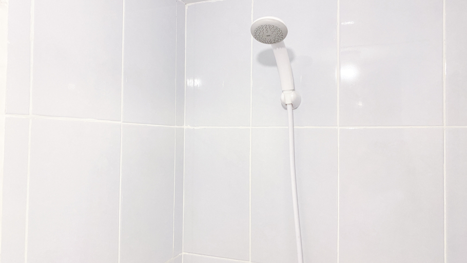 Bathroom 5, Simply Studio at 18th Floor Tokyo Riverside PIK 2 Apartment By Travelio, Tangerang