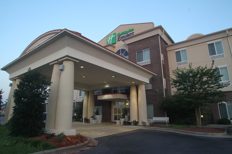 Exterior & Views 4, Holiday Inn Express PEMBROKE by IHG, Robeson