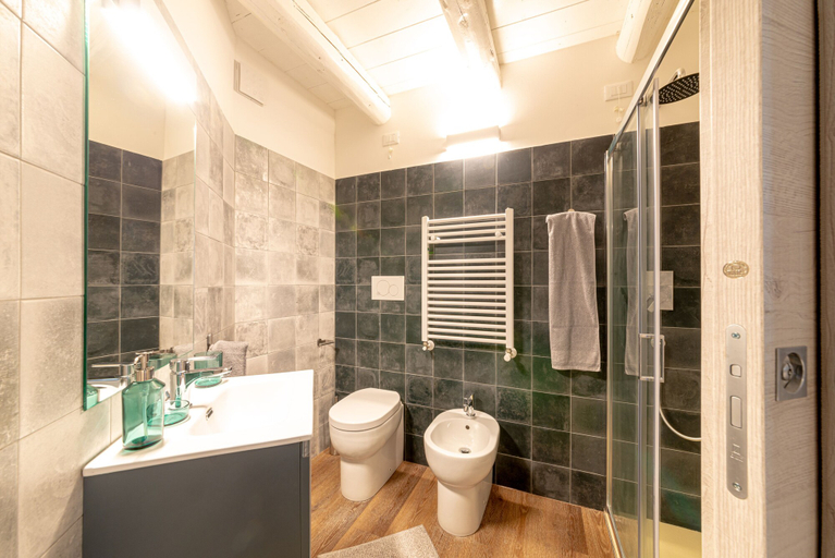 Bathroom 4, Hotel Mura 5&7, Trieste