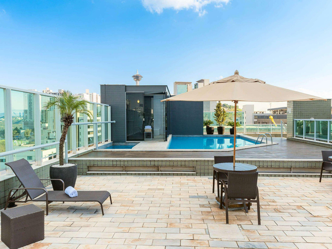 Exterior & Views 17