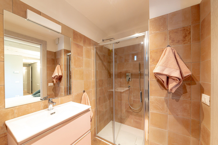 Bathroom 4, Hotel Mura 5&7, Trieste