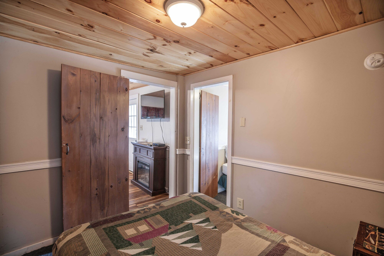 Bedroom 2, Pemi Cabins, Grafton