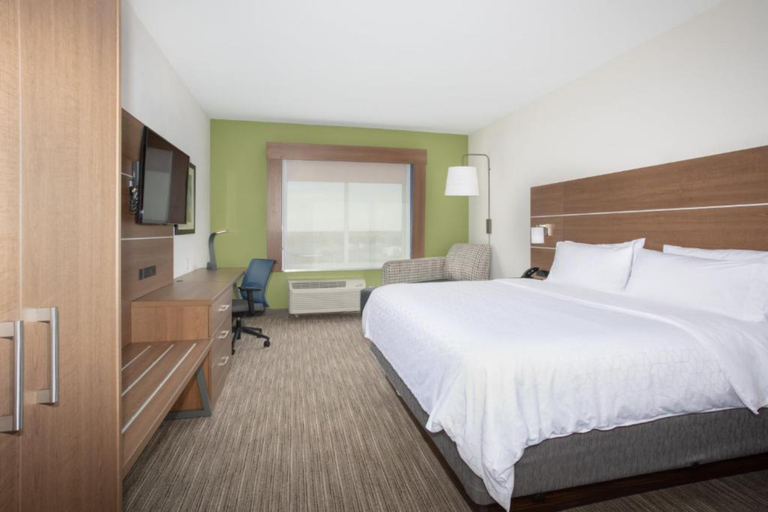 Bedroom 2, Holiday Inn Express & Suites GOODLAND I-70 by IHG, Sherman