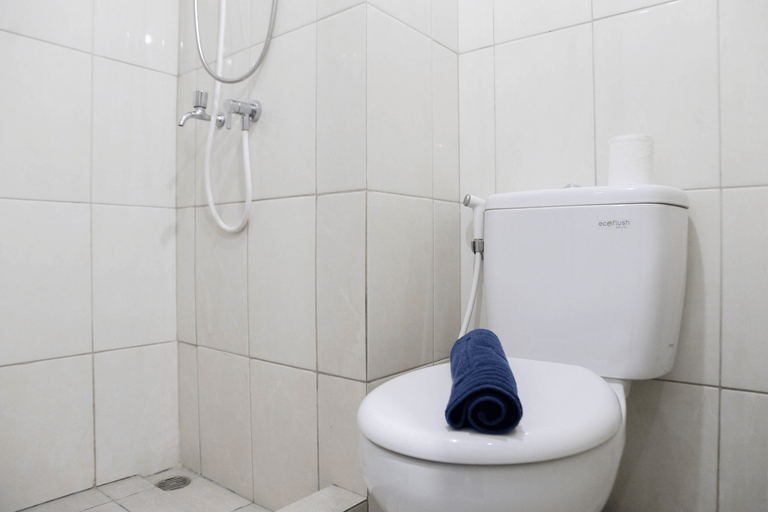 Bathroom 5, Caldesia Tower Studio Apartment @ Springlake Summarecon Bekasi By Travelio, Bekasi