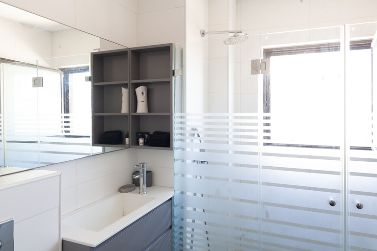 Bathroom 3, Daniel Ivoire