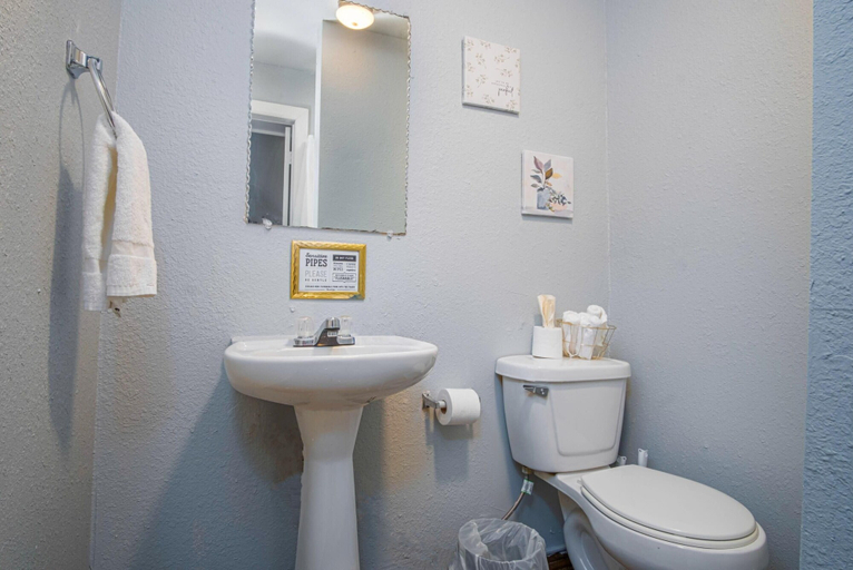 Bathroom 3, Downtown Accessible New 1br/1ba Cozy Studio, Bexar