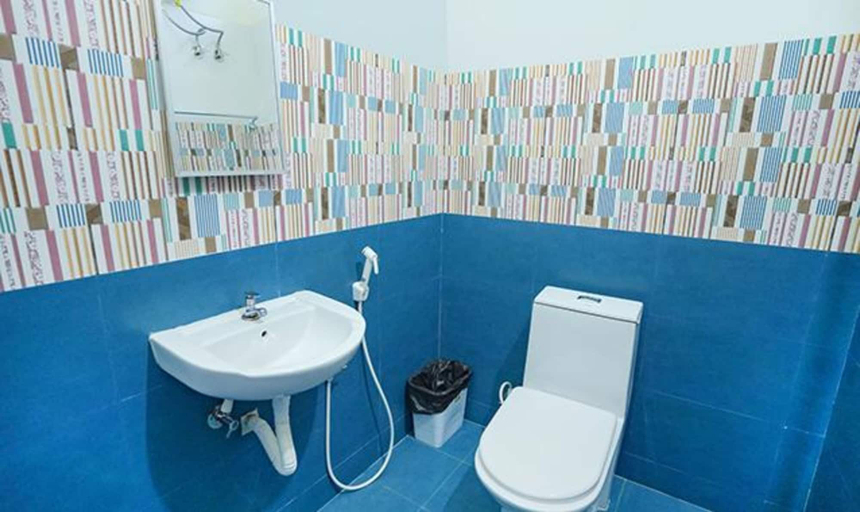 Bathroom, Fabexpress Srinivasan Apartment, Tiruvannamalai