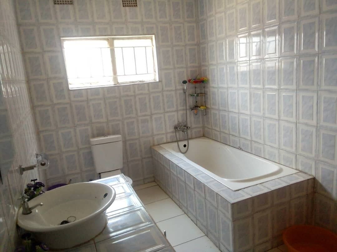 Bathroom 3, fish eagle backpackers, Lusaka