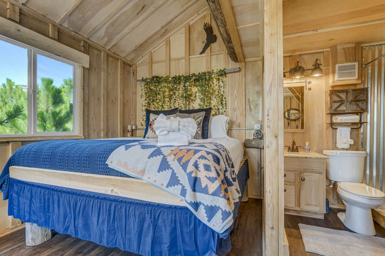 Bedroom 1, Tree Eagles Nest, Douglas