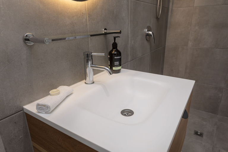 Bathroom 4, Palm View Holiday Apartments, Bowen