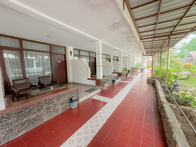 Exterior & Views 30