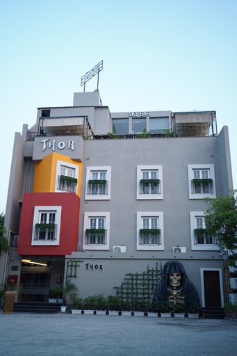 Exterior & Views
