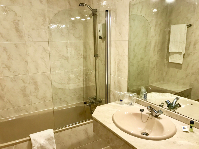 Bathroom 4, AP Hotel Madrid Airport, Madrid