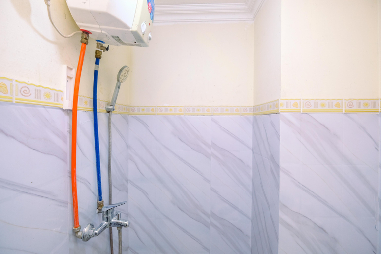 Bathroom 5, Good and Nice 1BR at Bogor Valley Apartment By Travelio, Bogor