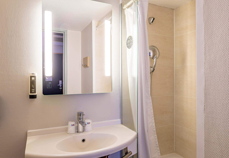 Bathroom 4, B&B HOTEL Bordeaux Sud, Gironde
