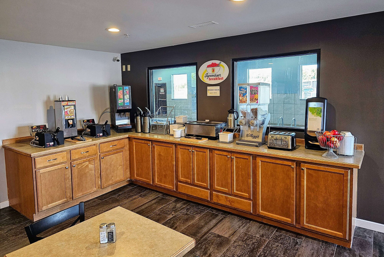 Food & Drinks 5, Super 8 by Wyndham Cloverdale IN, Putnam