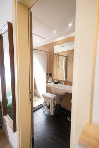 Bathroom 14