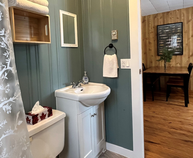 Bathroom 4, Staying by the Lakeside Cottages, Algoma