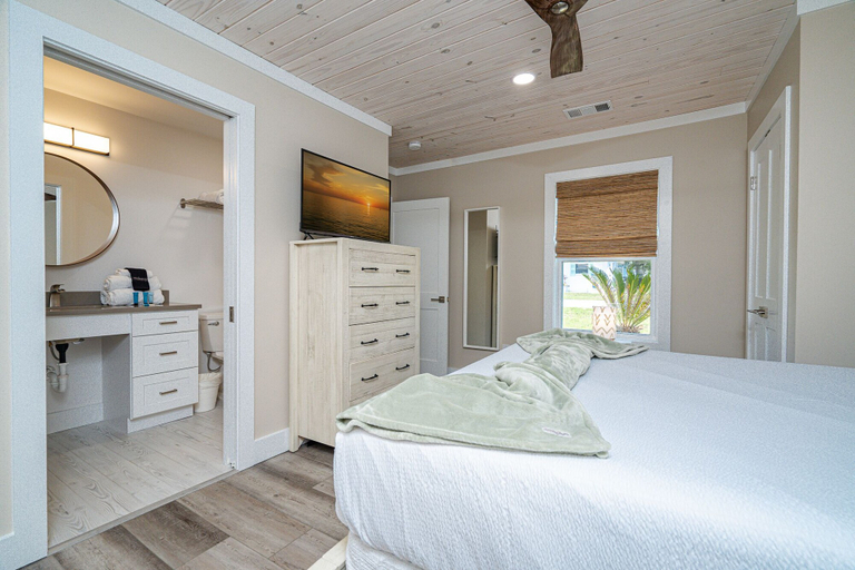 Bedroom 2, Dolphin Den, Bay