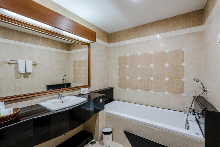 Bathroom 4, Whitehouse Condotel, Pattaya