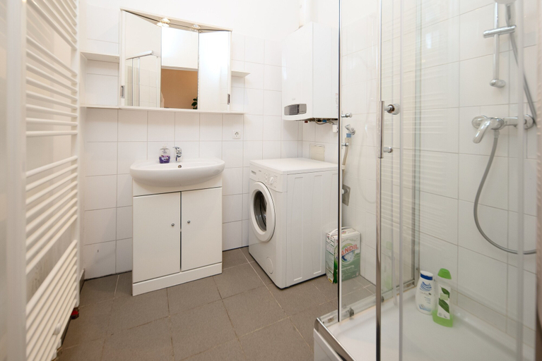 Bathroom 3, City Apartment - 5 min to Metro, Wien