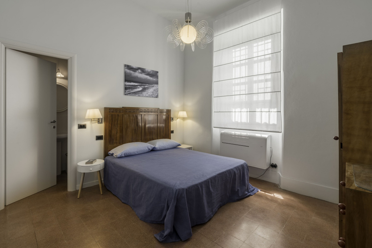 Bedroom 2, The Gargoyles, Lucca