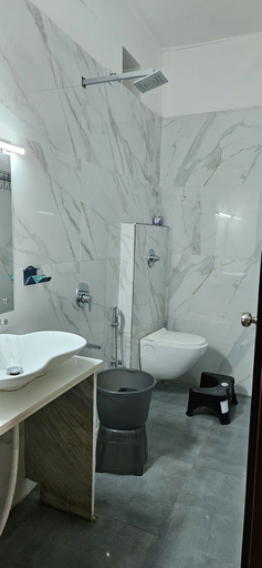 Bathroom, Cloud Forest, Garhwal