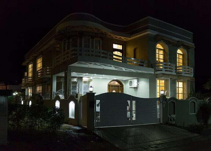 Exterior & Views