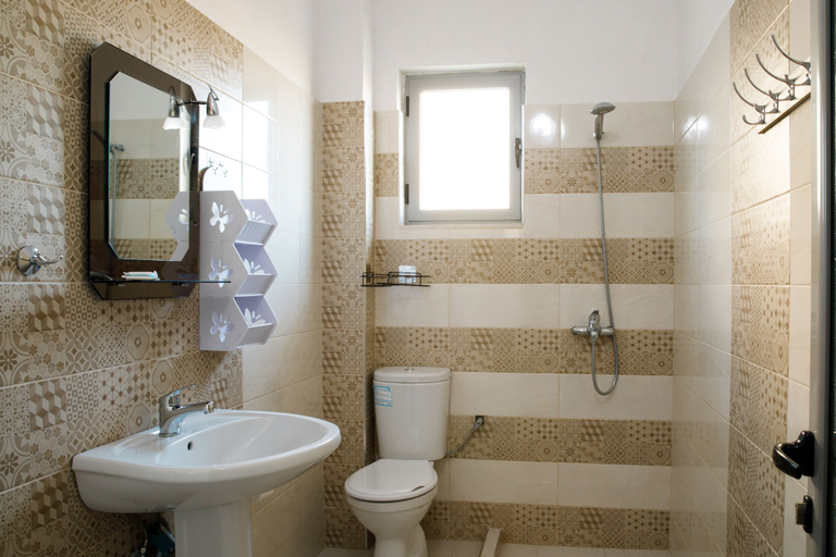 Bathroom 2, Grand Blue, Sarandës