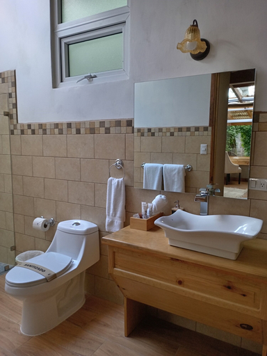 Bathroom 3, Asgard Resort, Santiago Sacatepéquez