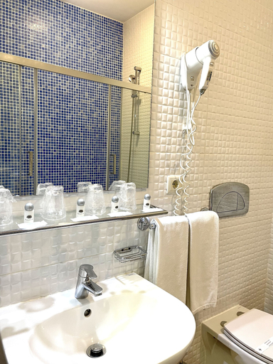 Bathroom 4, Hotel Universal, Porto