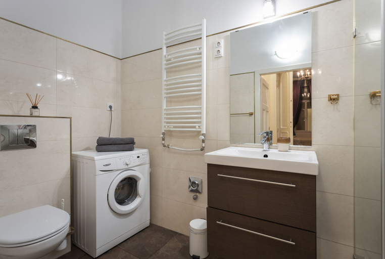 Bathroom, New York Palace View Apartment, Budapesti