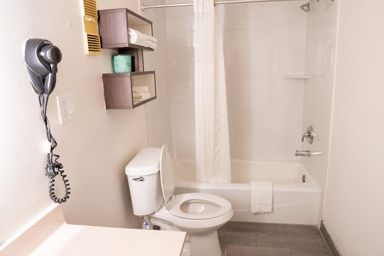 Bathroom 5, Howard Johnson by Wyndham Clearwater / Dunedin, Pinellas