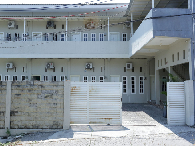 Exterior & Views 1, Hotel O Kost Eksklusif Syariah, Mojokerto
