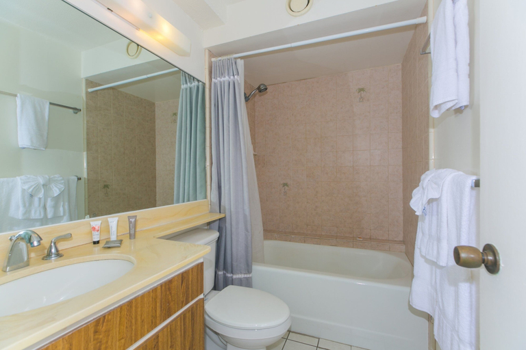 Bathroom 3, Discovery Bay One Bedroom Condos with Kitchen & Free Wifi!, Honolulu