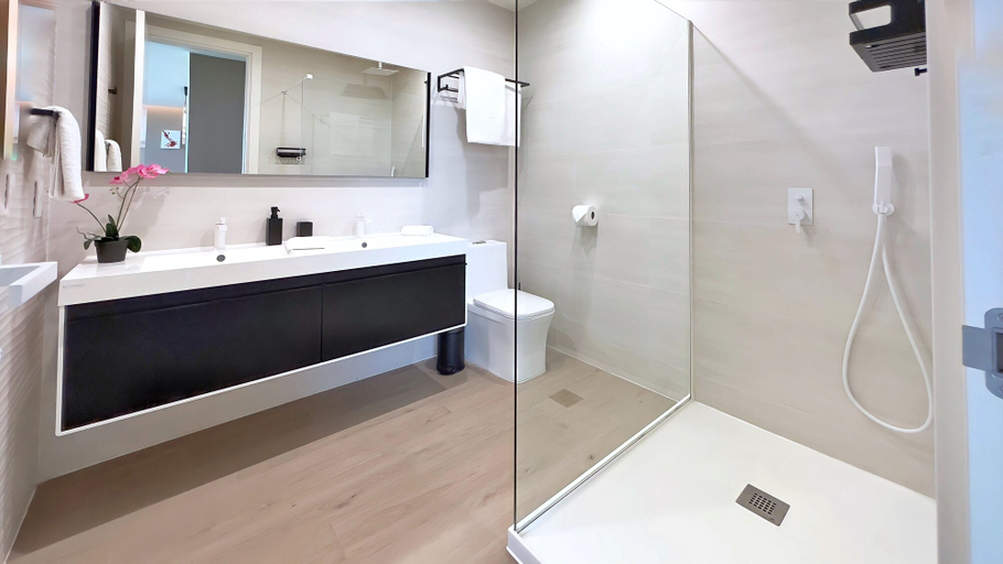 Bathroom 3, Mullet Bay Suites: Your Luxury Stay Awaits