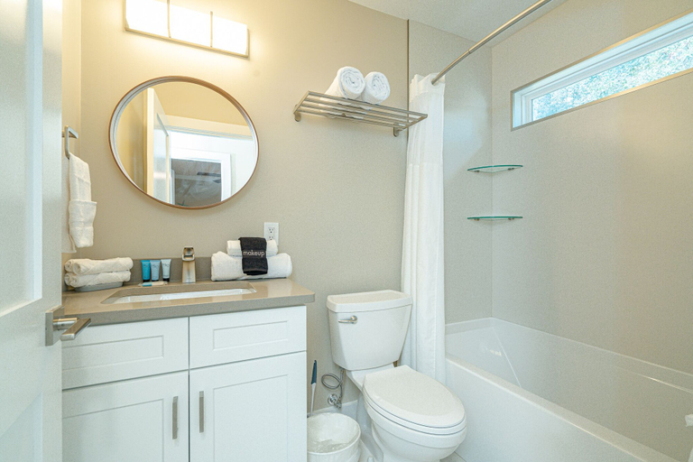 Bathroom 3, Dolphin Den, Bay
