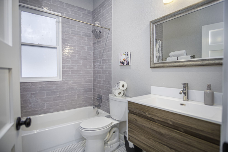 Bathroom 3, Chic Downtown Farmhouse With Garden and BBQ Grill, Bexar
