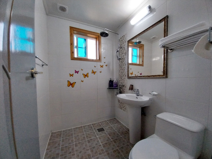 Bathroom 4, Another World Pension, Gyeongju