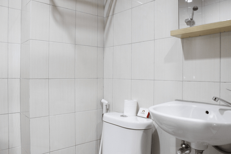Bathroom 5, Classic 2BR Apartment at Mekarwangi Square Cibaduyut By Travelio, Bandung