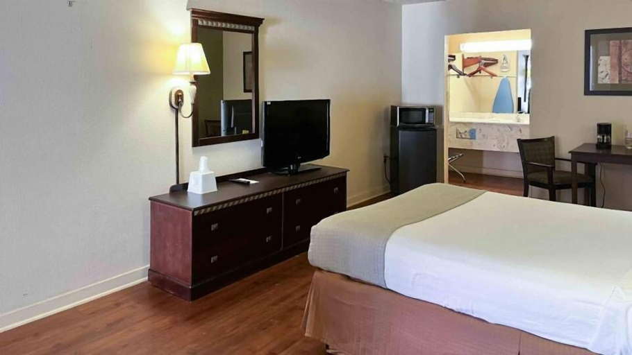 Bedroom 3, Motel 6 Abbeville, AL, Henry