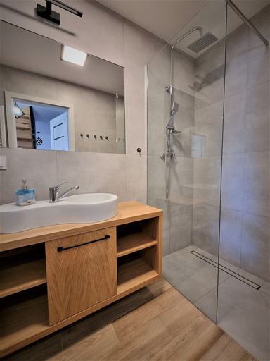 Bathroom 4, Willa Sky, Puck