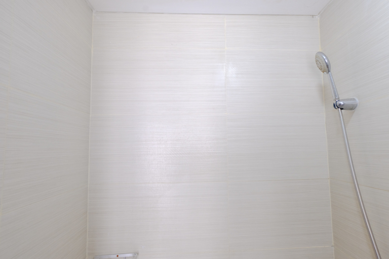 Bathroom 3, Tranquil 2BR Gateway Pasteur Apartment By Travelio, Bandung