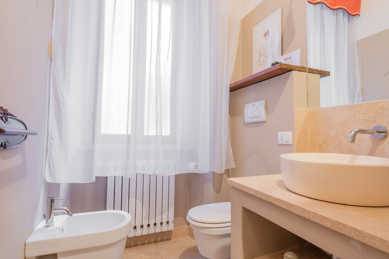 Bathroom 5, Palazzo Danesi, Siena