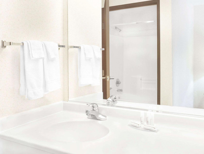 Bathroom 3, Quality Inn & Suites Willows, Glenn