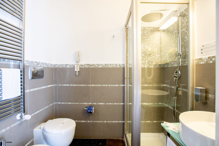 Bathroom 5, De Stefano Palace, Ragusa